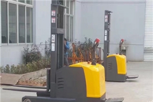 電動(dòng)堆高車(chē)叉車(chē)為什么會(huì)出現(xiàn)漏油現(xiàn)象？