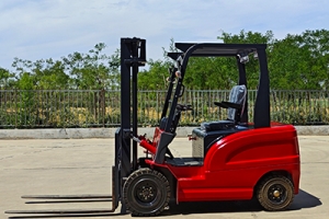 電動(dòng)叉車(chē)與內(nèi)燃叉車(chē)對(duì)比：優(yōu)缺點(diǎn)大揭秘