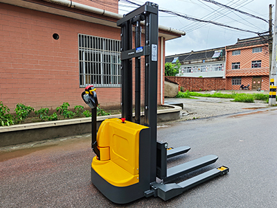 倉(cāng)儲(chǔ)成本居高不下？步行式電動(dòng)堆垛車(chē)教你高效降本！