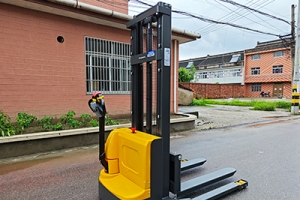 倉(cāng)儲(chǔ)成本居高不下？步行式電動(dòng)堆垛車教你高效降本！